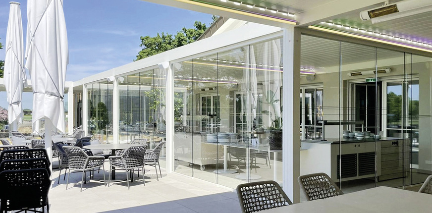 Ein Vierer-Knotenpunkt in Verbindung mit Glasschiebewänden stellt die höchsten Anforderungen an die Konstruktion der Lamellendächer.