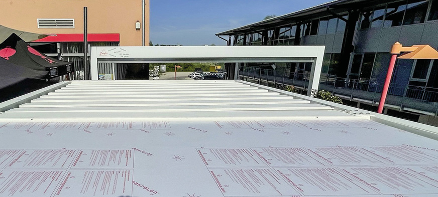 Bei der Schulung wird der Einbau der 12 mm starken Makrolonscheibe (View to the Sky) mit der Eindichtung über einem separaten Raum in der Imago durchgeführt.