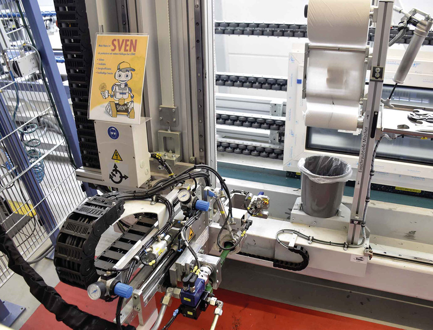 Der Klebeautomat SVEN erkennt per Laser die Größe und Profilstärke des Elements und stellt sich entsprechend selber ein.