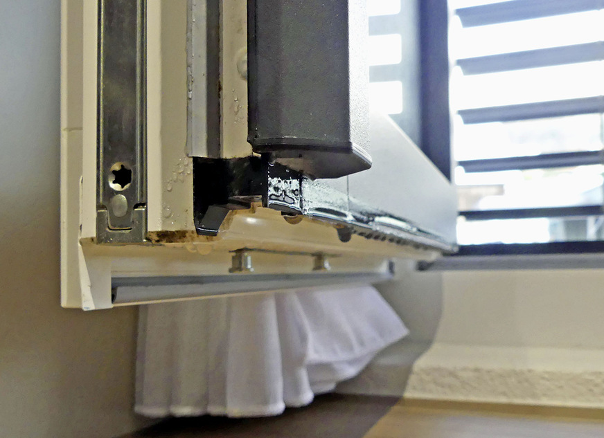Je dichter ein Gebäude gebaut wurde desto stärker zeigen sich Probleme mit Kondensat-Ausfällen im Fensterfalz, sofern keine weiteren Maßnahmen getroffen werden.