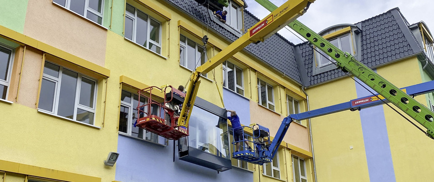 Auf die Fassade gesetzt: Das Schallschutz- und Lüftungselement Silenzio von Bellmann lässt sich mit überschaubarem Montageaufwand vor bestehenden Fenstern platzieren – wie hier bei der Sanierung eines Schulgebäudes.