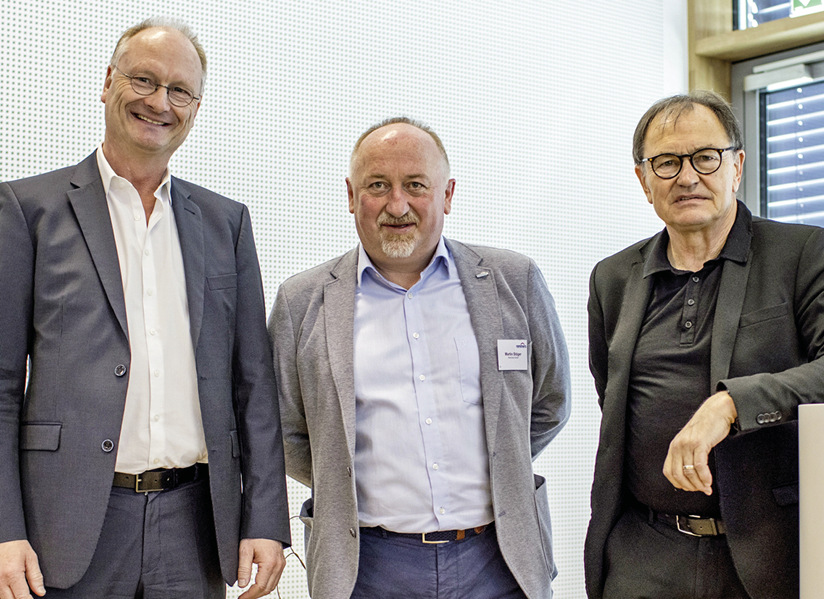 Martin Stöger mit den prominenten Referenten: Ex-Fußball-Profi und Trainer Ewald Lienen (r.) sowie ARD-Meteorologe Sven Plöger (l.).
