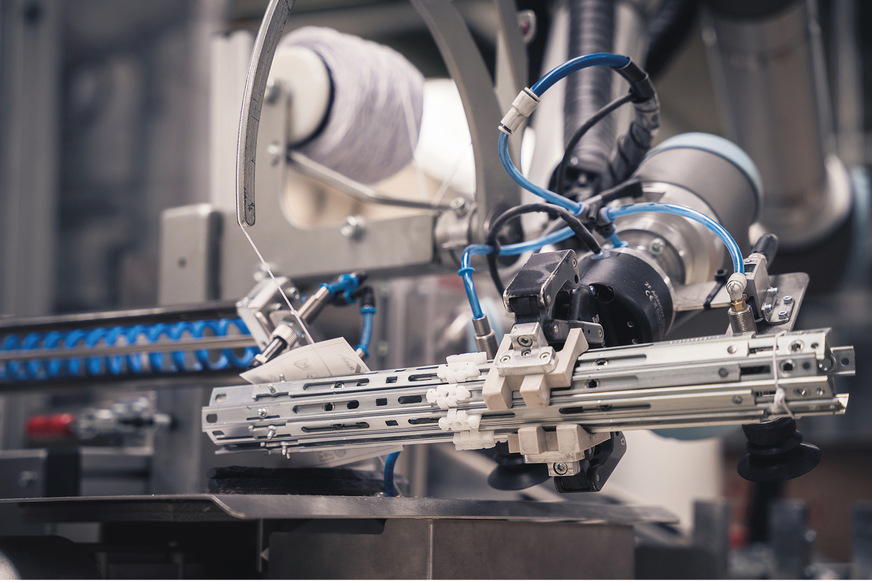 Mit dem Einsatz kollaborativer Roboter geht Roto Fenster- und Türtechnologie (FTT) den nächsten ­Digitalisierungs-Schritt in der Fertigung.