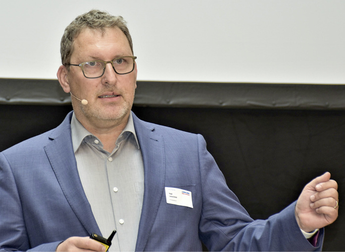 Ingo Leuschner bei seinem Vortrag: Ohne Planung kein Erfolg, Aufgabenteilung am Bau.