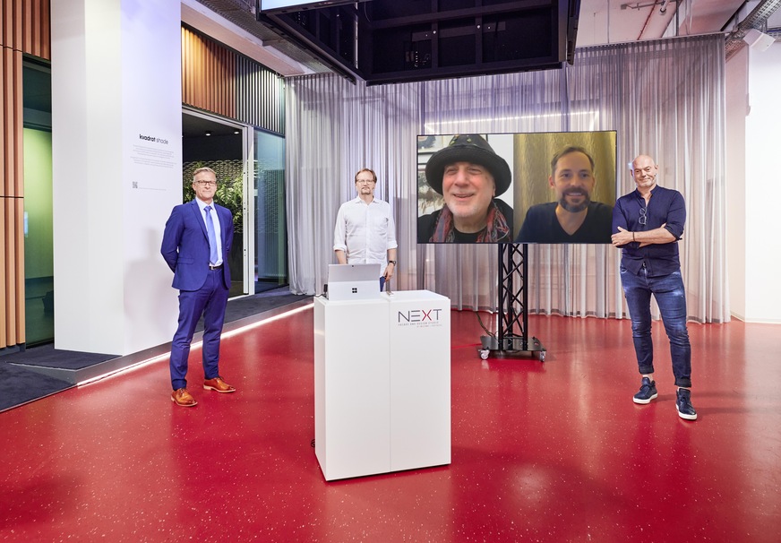 Hochkarätige Veranstaltungen: Der Moderator und die Speaker vor Ort im Next Studio (v.l.) Werner Jager, Louis Becker und Andreas Moser sowie die beiden virtuellen Speaker Ron Arad und Tobias Wallisser.