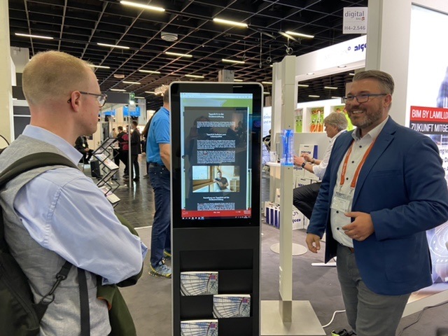 Besucher am Stand von Lamilux