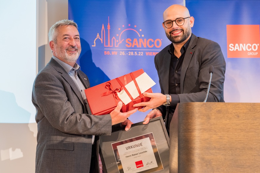 Rainer Leuchtle (i.), Sohn des Mitbegründers der Sanco Gruppe, verabschiedete sich in Wien in den Ruhestand. Antonio Gioello, Leiter der Sanco Beratung übereicht ein Geschenk.