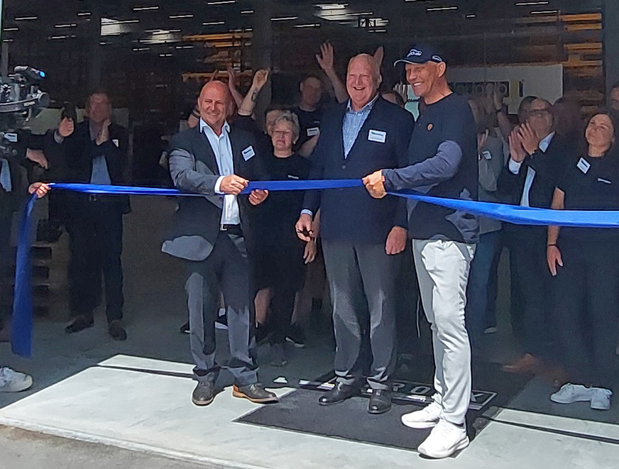 Offizielle Eröffnung des neuen Meesenburg-Standortes durch (v.l.) Regionalverkaufsleiter Ost Jens Pache, Geschäftsführer Martin Meesenburg und ehemaliger Profi-Boxer Axel Schulz.