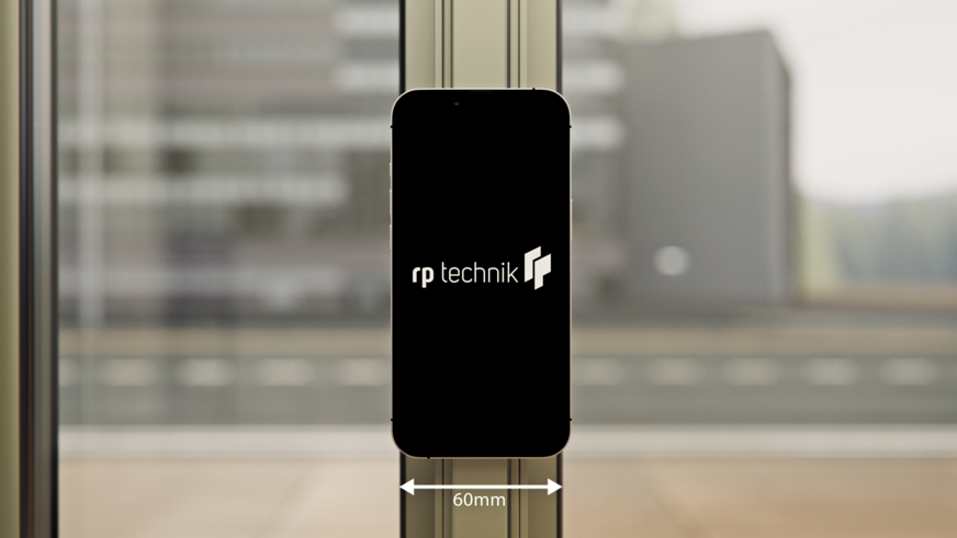 Filigranes Design: Der Stulpbereich der rp fineline Doppelflügeltür ist mit 60mm Ansichtsbreite schmaler als das iPhone 13.