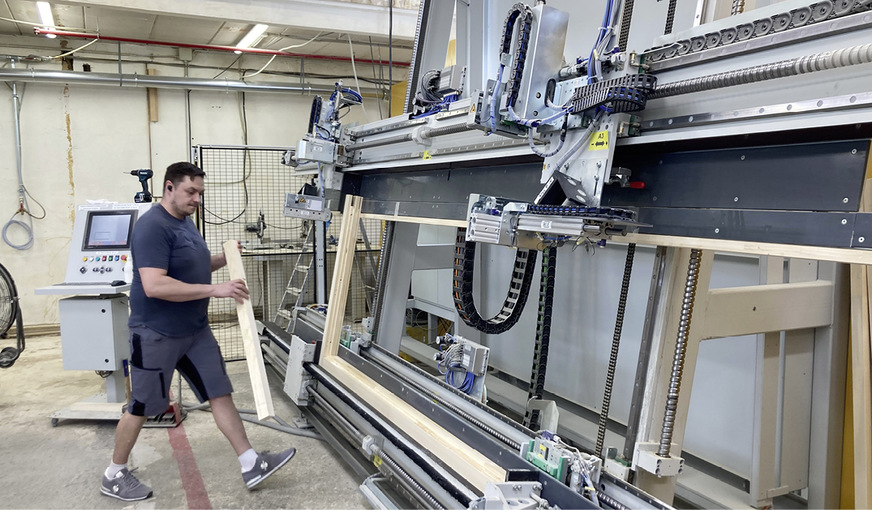 Die Rahmenpresse (S+S) verfährt automatisch. Die Positionierung der Presse erfolgt über Barcode.