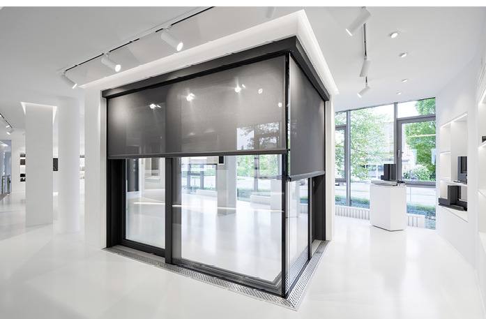 Schwerpunkte des Komplettprogramms für den Wohnbau sind im Showroom Haustür-, Hebe-Schiebetür-, Sicherheitsrollladen- und Rolltorsysteme