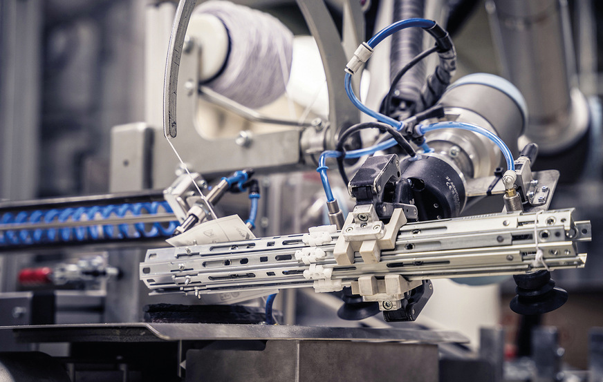 Mit dem Einsatz kollaborativer Roboter geht Roto Fenster- und Türtechnologie (FTT) den nächsten ­Digitalisierungs-Schritt in der Fertigung.