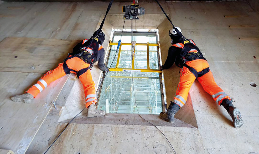 Um die jeweils etwa 600 Kilogramm schweren Glaspakete in der Fassade zu montieren, entwickelte Metallbauer M. C. Kersten ein spezielles Montageverfahren.
