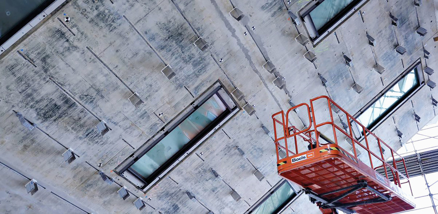 Alle Pyrobel EI60-Verglasungen, die stark geneigt über das Wasser hinausragen, gewährleisten neben Brandschutz auch Durchsturzsicherheit und&nbsp;Begehbarkeit.