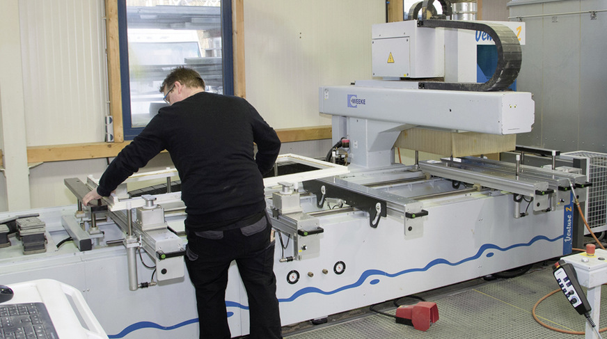 Schritt 03: Da in diesem Fall der Einstand des Vakuumglases im Holzprofil erhöht werden musste, wurde das Profil in die CNC-Fräse eingespannt …