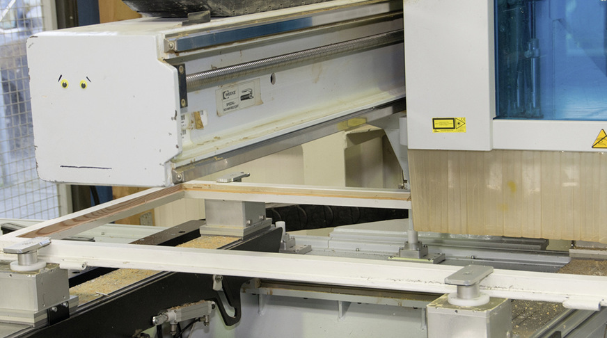 Schritt 04: … dann stellt die Fräse den perfekten Glasfalz her; nur die Ecken müssen nachgestochen werden.