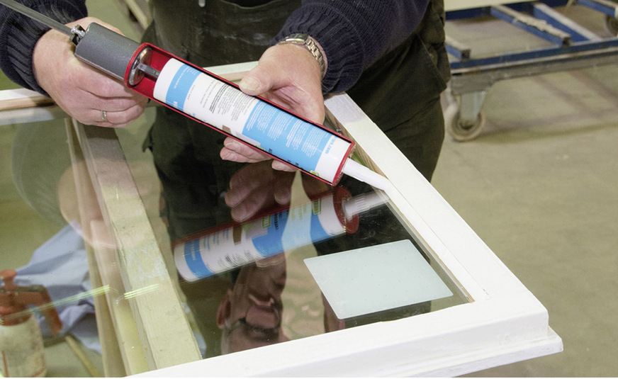 Schritt 6: Nun wird eine schnell aushärtende Dichtungsmasse ­aufgebracht. Nun ­können die Fensterflügel wieder in die Rahmen ­gehängt werden (am selben Tag).