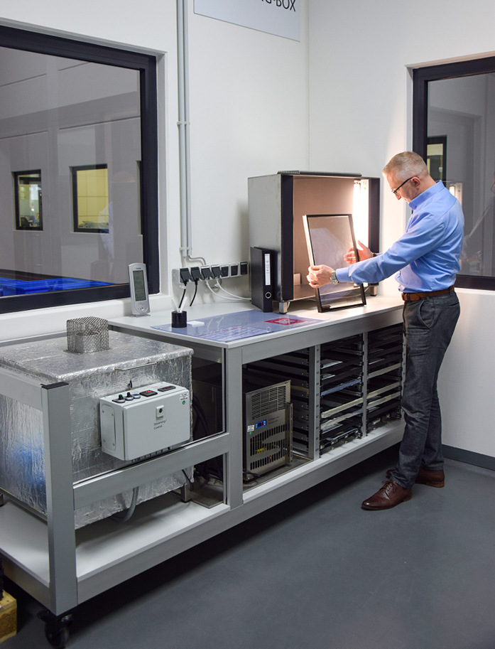 Abschließend werden die Prüfkörper in der Beobachtungseinrichtung aus 1 m Abstand mittels Durch- und Auflicht auf durch Fogging verursachte Interferenzen oder Streulicht untersucht. Die Prüfung nach DIN EN 1279- 4:2018, Anhang C, wird mit dem EK-Prüfzertifikat bestätigt.