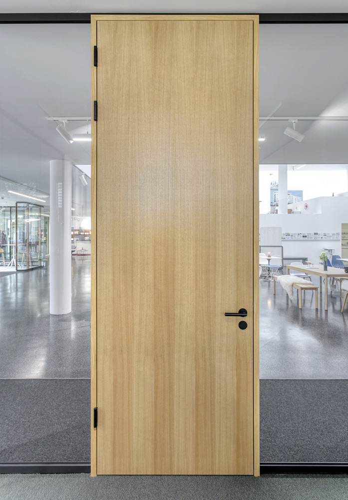 Die System-Türzarge T 70 ist mit passenden Türen in Holz und Glas (Structual-Glazing-Türblatt) erhältlich.