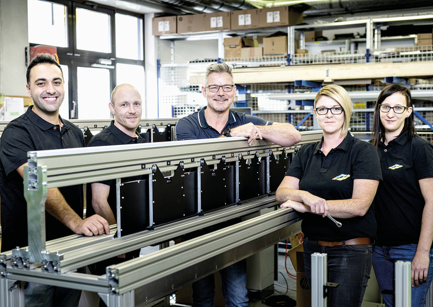 Ein Produktionsteam von Softsolution beim Anlagenbau in Österreich.
