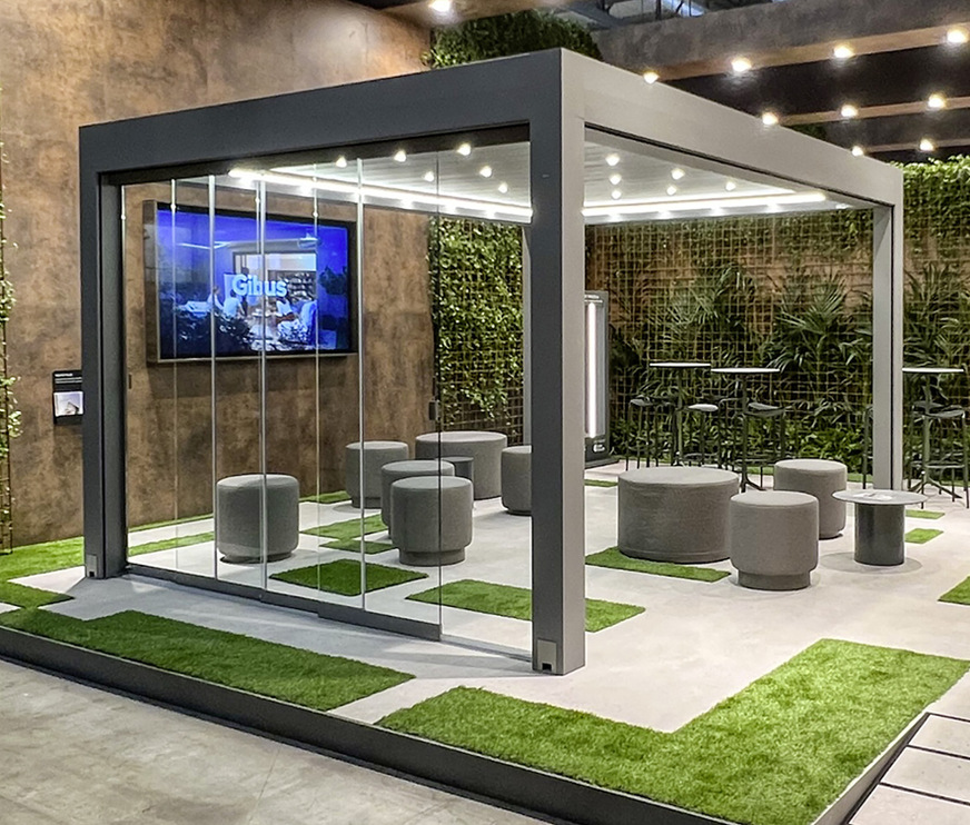 Gibus will mit dem neuen bioklimatischen Lamellendach Sway Design, Leichtigkeit und Stil harmonisch miteinander verbinden.