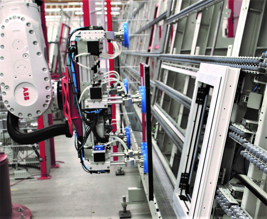 Für den hohen Automatisierungsgrad der neuen Anlage sorgt neben dem Glaspuffersystem unter anderem auch der Glaseinstellroboter.