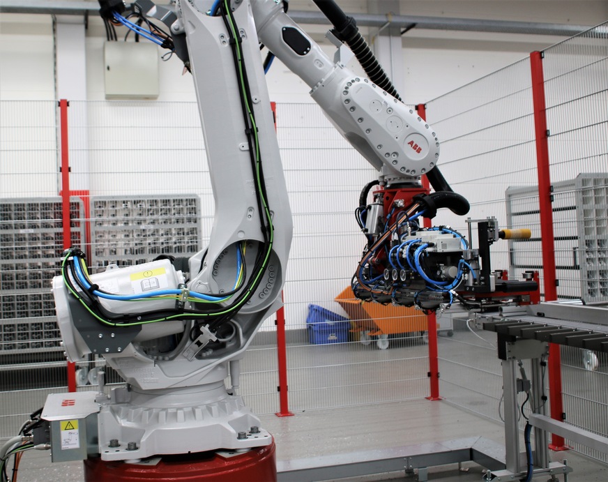 Von der Effektivität des Abstapelroboters konnte sich der Fensterhersteller bereits umfassend überzeugen, sodass ein weiteres Modell einen festen Platz in der neuen Linie erhalten hat.