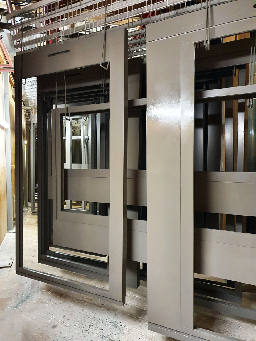 In den Wenger-Hallen werden die mehr als 6.500 Fensterelemente mit Adler Aqua-wood Covatop XT samt Anti-Heat-Zusatz in einem schlammgrauen Farbton lackiert