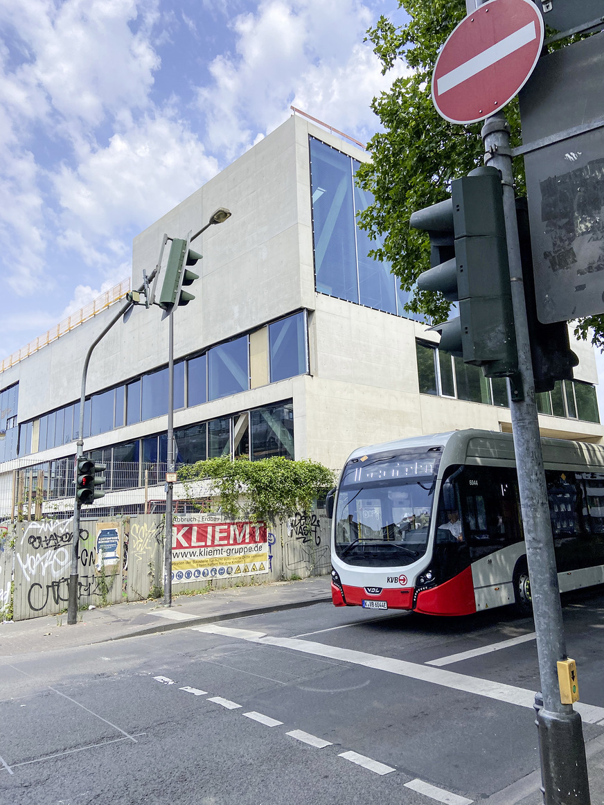 Die bis dato größten VSG Scheiben, die mit der neuen Vogelschutzfolie ausgestattet sind, findet man in Köln. Gefertigt wurden die Scheiben von Thiele Glas.