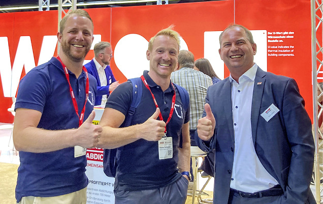 Zufriedene Gesichter auf der Messe (v.r.): Harald Lüdke vom Aussteller Soudal und das Regel-air Team (Thomas Verhoeven und Raphael Maas), welches diesmal als Besucher vor Ort war.