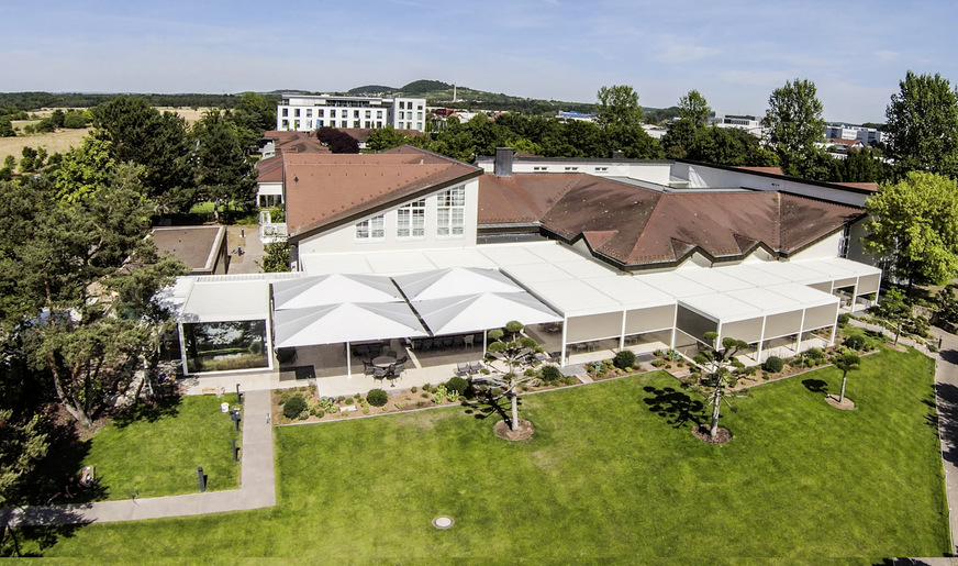 ﻿23 Lamellendächer von Renson mit ZIP-Systemen und 4 elektrische Großschirme von Glatz überdachen mit rund 600 m2 die gesamte Gästeterrasse des Golfclubs St. Leon-Rot.