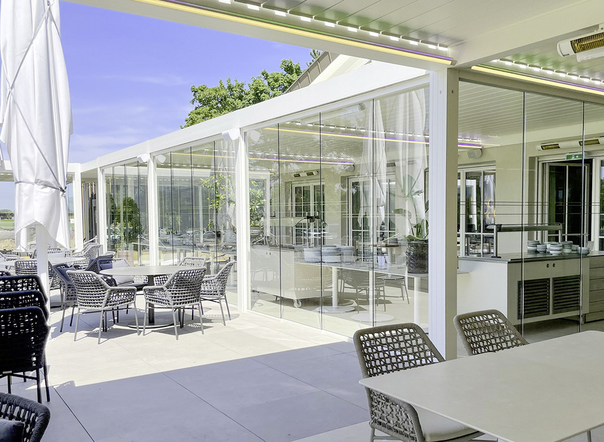 ﻿Ein Teilbereich der Lamellendächer ist mit Glasschiebewänden ausgestattet, um die Restaurantfläche im Inneren jederzeit nach Bedarf erweitern zu können.