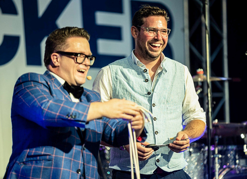 „Magic“ Julian Wiegelmann (r.) unter­stützte bei der eindrucksvollen Show des Magiers Sascha Lange.