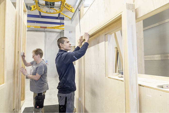 Durch die Trocknung der Elemente von innen nach ­außen stellen sich die Holzfasern weniger stark auf. So ­gestaltet sich die auf den Beschichtungsprozess folgende Nach­bearbeitung in der Schleifanlage weniger aufwendig.