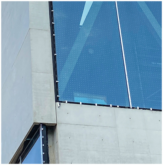 Hier im Bild sind die&nbsp;dreidimensional reflektierenden Pailletten der neuen Saflex FlySafe 3D Folie als kleine Punkte in der Scheibe zu sehen. Bewegt man sich am Gebäude vorbei, reflektieren sie wie kleine Spiegel.