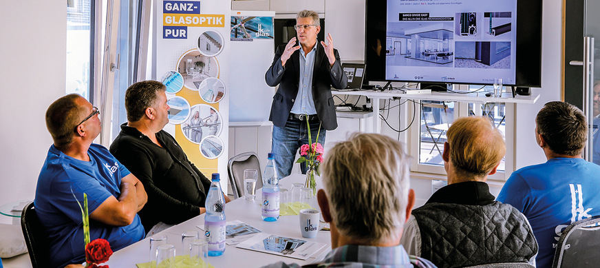 Hanno Sastre von Glas Trösch erklärte beim Infotag in Schulzen­dorf den Besuchern die Funktionsweise und die Vorteile der neuen GGW Glasgeländer-Systeme.