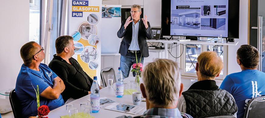 Hanno Sastre von Glas Trösch erklärte beim Infotag in Schulzendorf den Besuchern die Funktionsweise und die Vorteile der neuen GGW Glasgeländer-Systeme.