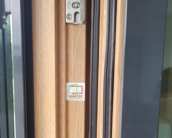 Bei der Firma Walch Fensterbau sorgt der kleine NFC-Chip am Holzfenster ab sofort für effizientere Prozesse und motivierte Mitarbeiterinnen und Mitarbeiter.