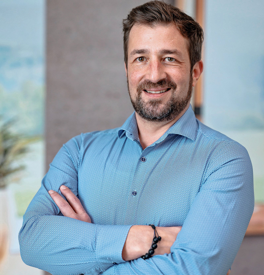 Thomas Reibe, Leiter Entwicklung der Josko Fenster und Türen GmbH, hat es geschafft: Die Uniqa Österreich, eine der großen Versicherungsgesellschaften im Land, wird ein Josko Holz-/Holz-Alu-Fenster mit „Roto NX TiltSafe“-Beschlag im gekippten Zustand nicht anders bewerten als im geschlossenen. Der Hausbesitzer behalte also seinen vollen Versicherungsschutz im Falle eines Einbruchs, selbst wenn er Fenster beim Verlassen des Hauses gekippt ließe.