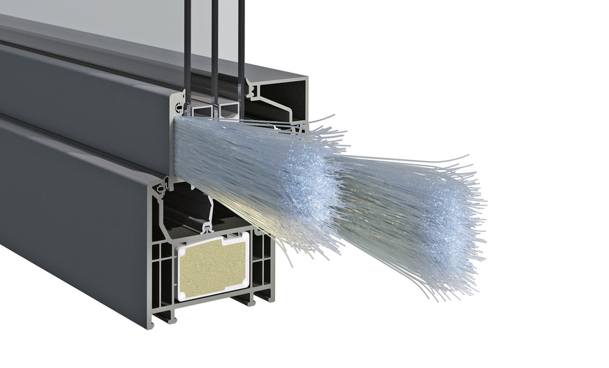 Die Glasfasertechnologie ThermoFibra ermöglicht Fenster ohne Stahl in Maximalgrößen bei deutlich geringerem Gewicht und einem Uf-Wert von bis zu 0,88 W/m2K (hier mit EcoPowerCore im Profilkern). Ausgewählte Profile des System Elegant werden jetzt unter dem Namen „Phoenix“ zu 100 % aus wiederverwertetem Kunststoff hergestellt.