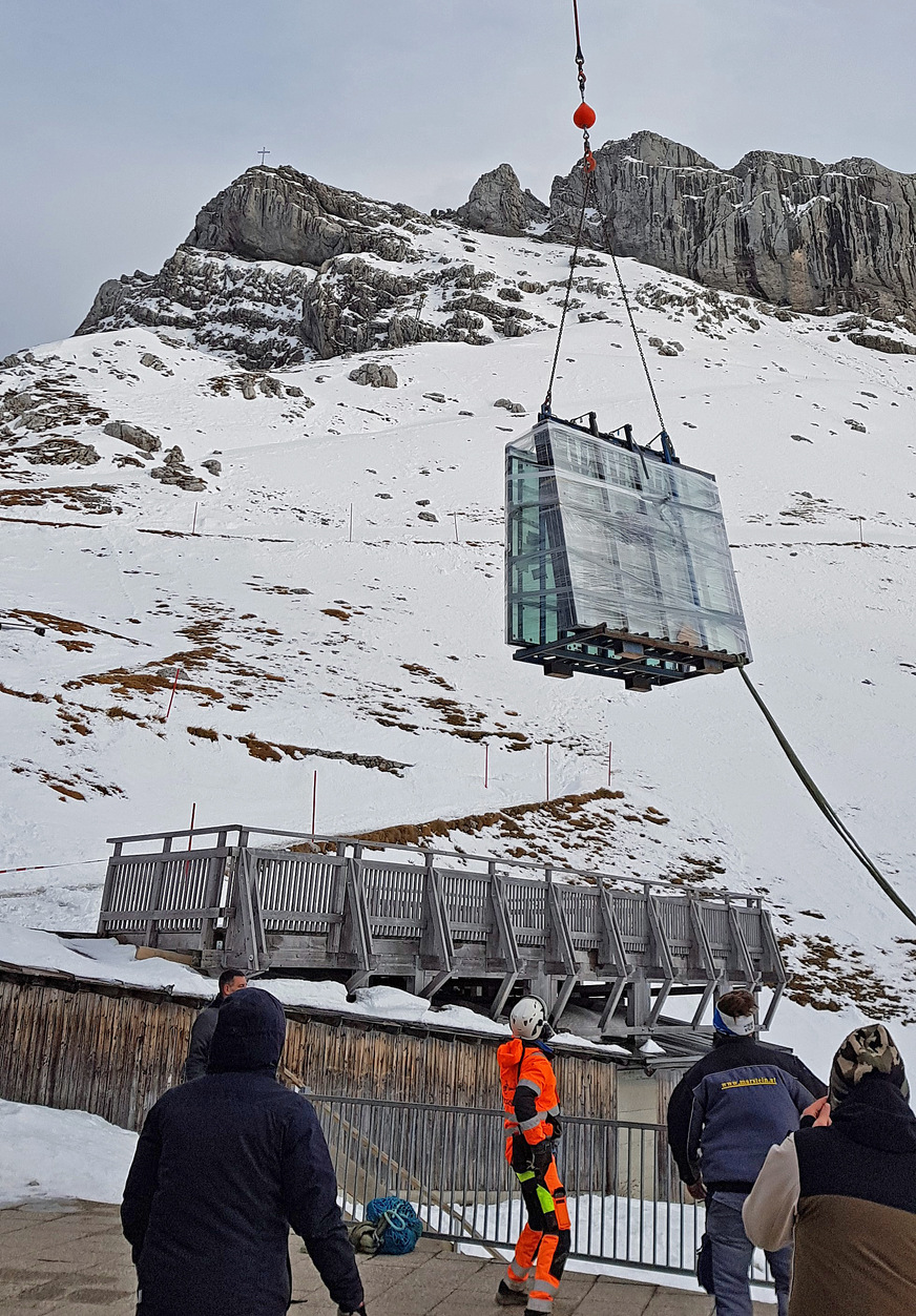 Schon die Baustellenlogistik war herausfordernd. So wurden die Fenster mit dem Helikopter und die restlichen Materialien mit der Gondel auf 2.234 Meter transportiert.