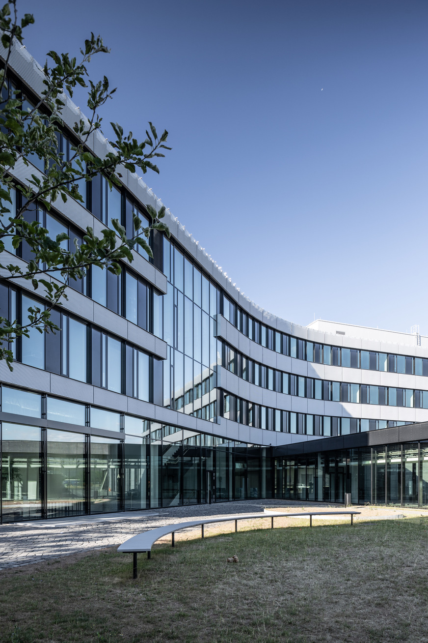Für die Gebäudehülle wurden 2700 m2 Isolierglas-Einheiten mit einem Ug-Wert von 0,6 von der Energy Glas GmbH in Wolfhagen gefertigt und angeliefert.
