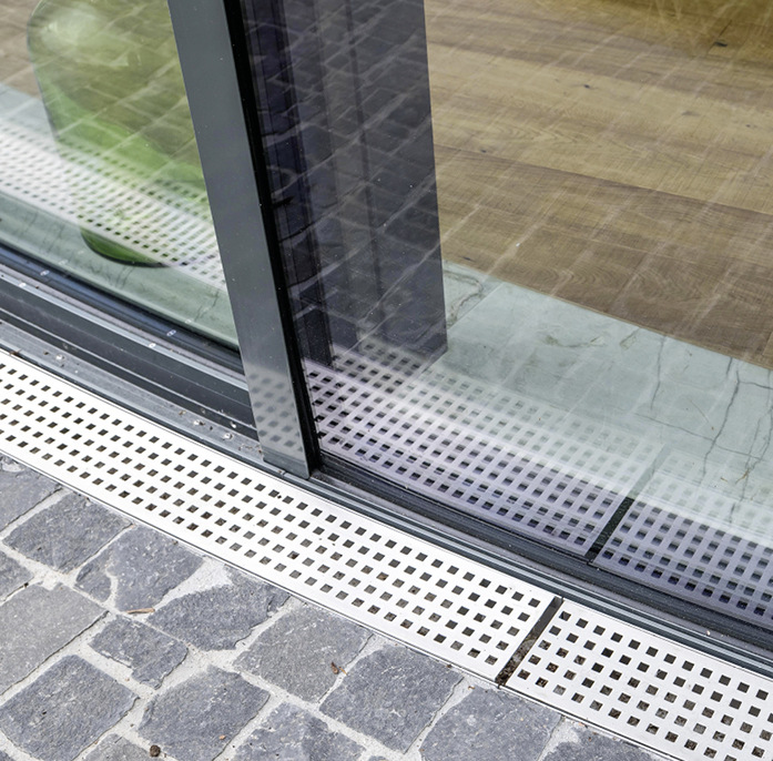 Der Pavillonbau verfügt über zwei gebogene Schiebeelemente, die nach links und rechts aufgeschoben werden können.