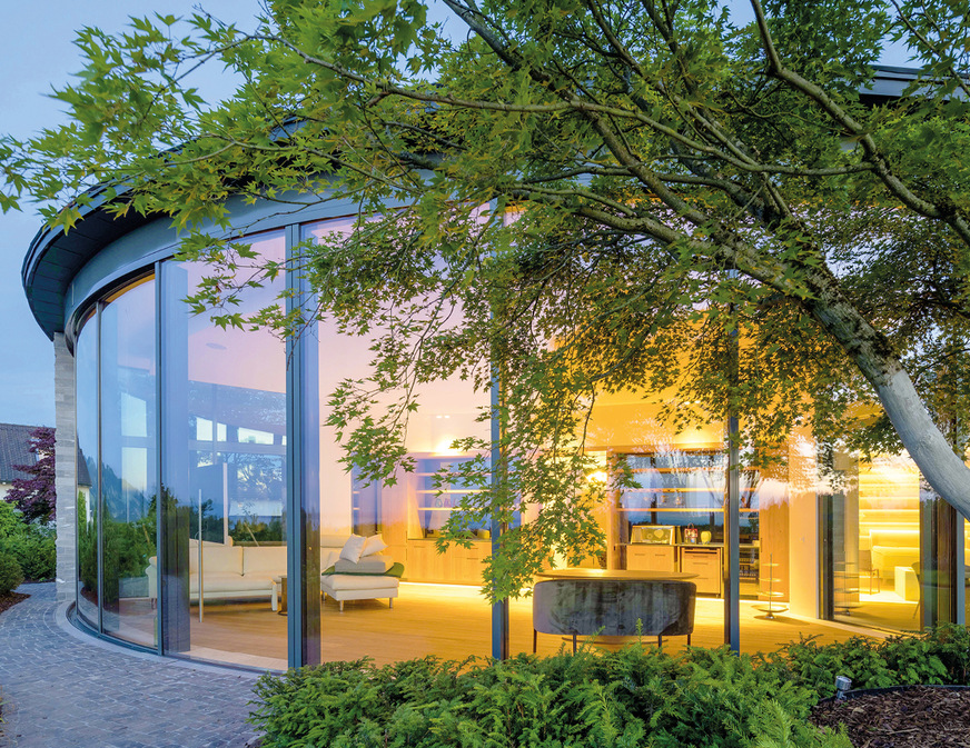 Der Wohnraum bietet ein180 Grad Panorama Rundumblick mit einer gebogenen raumhohen Fensterverglasung.