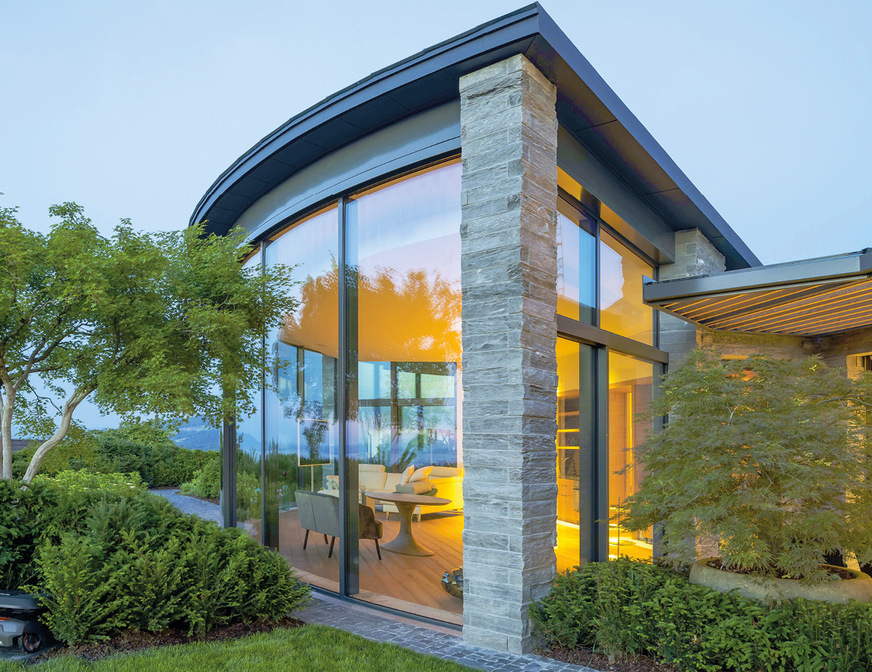 Der Pavillonbau über zwei gebogene Schiebeelemente, die nach links und rechts ­aufgeschoben werden können.