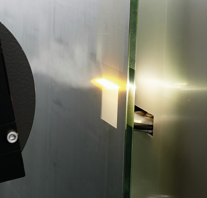 Spiegelentschichtung mit dem Laser – hier ist eine cericom c-vertica bei der Arbeit zu sehen.