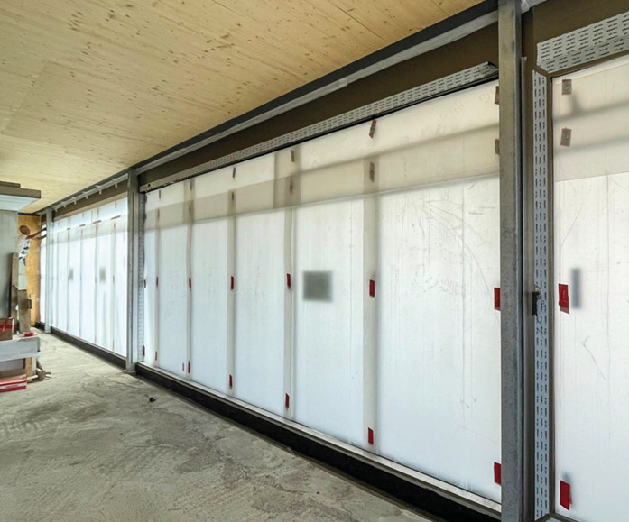 Easywrap-Schutzplatten, wie hier vor den Gläsern, verringern das Risiko von Glasschäden um bis zu 90 %.