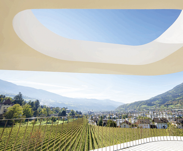 Auf klassische Sonnenschutzmaßnahmen wurde verzichtet, um im Sommer nicht die Sicht blockieren.