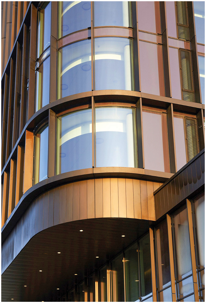 Die Fassade aus Kupfer ist mit Fassadenglas von Schollglas bestückt, inklusive der gebogenen Elemente.