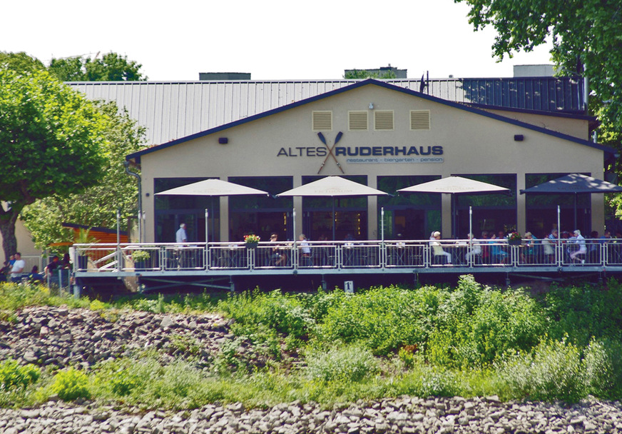 90 Sitzplätze mit drei bis vier Sonnenschirmen waren auf die Dauer keine effiziente Lösung für den Gastronomen. Zumal die Gäste jedem Windstoß ausgesetzt waren.